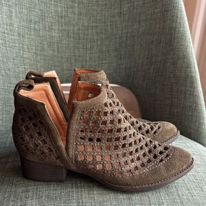 Jeffrey Campbell Taggart olive green suede Women Olive Ankle Booties boots sz 8